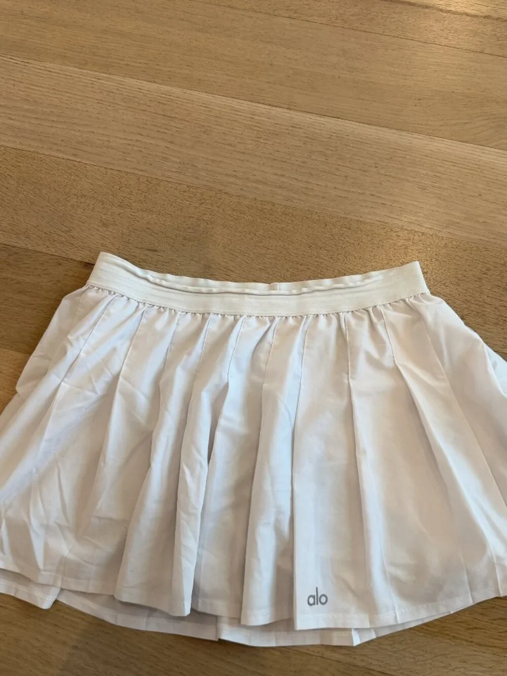 Alo Yoga White Pleated Tennis Skirt Size S Skort Built-In Shorts READ Waistband